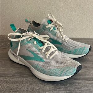 Brooks Women's Levitate 4 running shoe 9.5